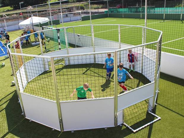Von Kindern bespielter Soccer Cage - Fußball Action