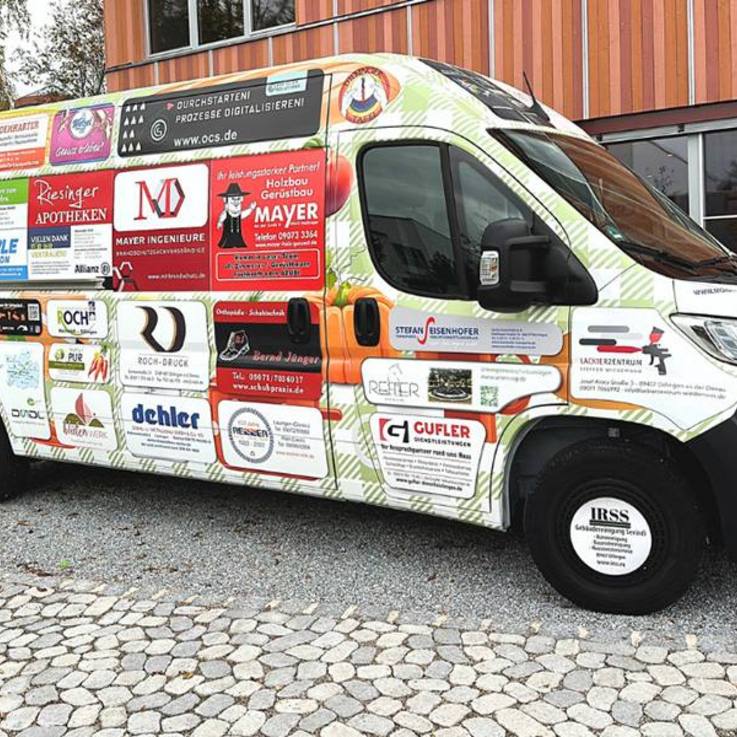 Der Caritasverband Dillingen an der Donau hat von uns gleich zwei neue Fahrzeuge bekommen: Einen Citroën Jumper als Kühlfahrzeug und eine Piaggio Ape.