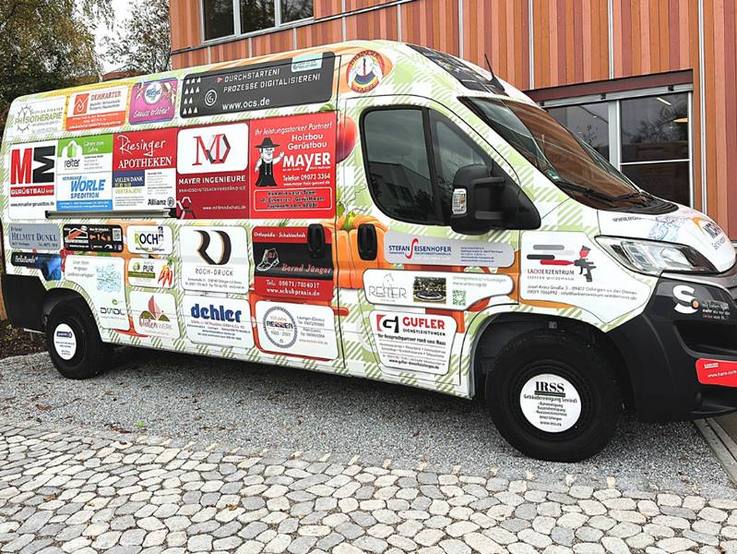Der Caritasverband Dillingen an der Donau hat von uns gleich zwei neue Fahrzeuge bekommen: Einen Citroën Jumper als Kühlfahrzeug und eine Piaggio Ape.