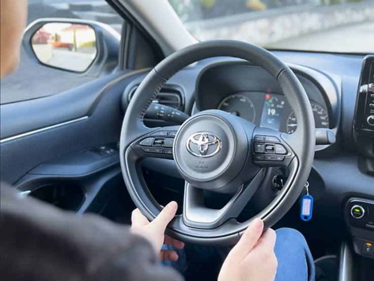 Toyota Yaris Hybrid Lenkrad und Innenraum