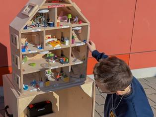 Ein Kind blickt in die Räume des Rauchhauses