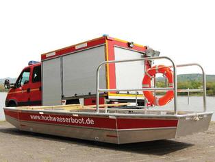 Uniboot Oberwinter vor dem Rüstwagen der Feuerwehr