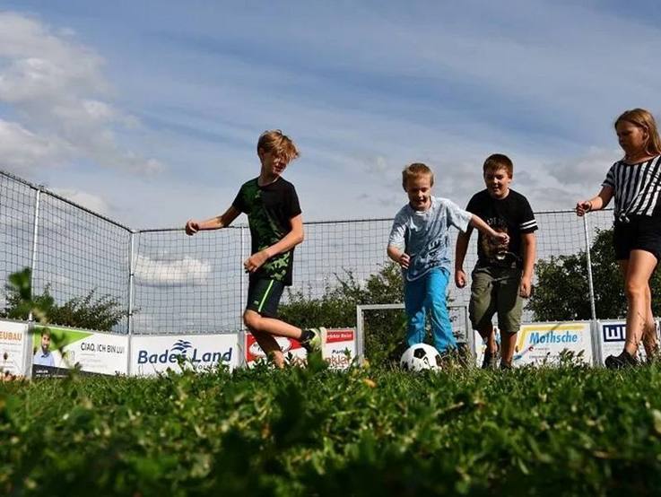 Fußball spielende Kinder in der Soccer Arena