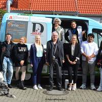 Bildausschnitt des folierten gesponsorten Ford Transit Kombis Ls/H2 9-Sitzer mit Sponsoren für die Diakonie Delmenhorst/Oldenburg-Land | © MelanieMachedanz