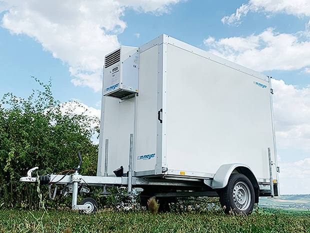 Kühlanhänger Großansicht von rechts vorn auf dem Wiesenhügel