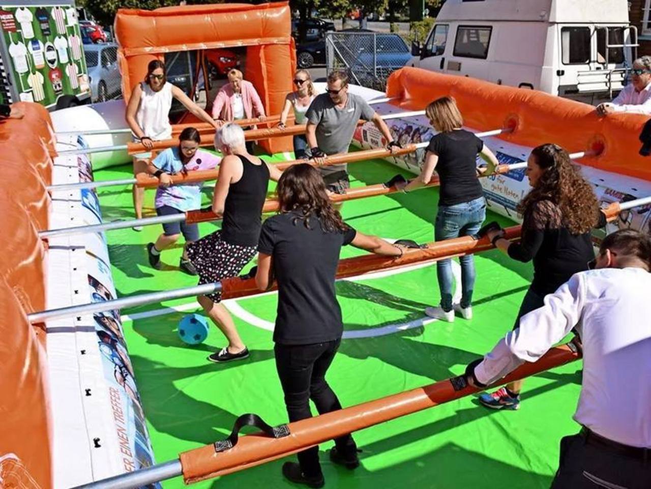 Menschenkicker open air in Aktion im Sonnenschein