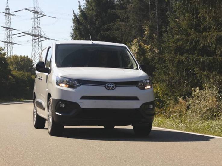 Toyota Proace auf der Landstraße am Waldrand mit Strommasten im Hintergrund