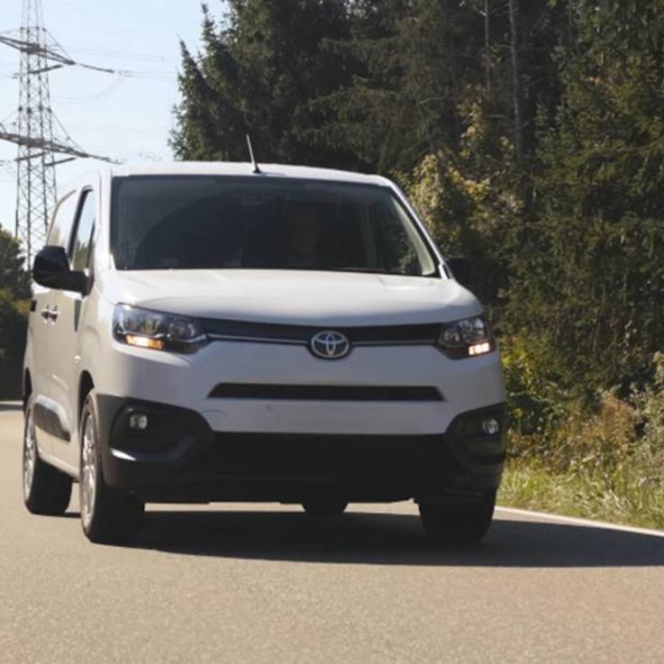 Toyota Proace auf der Landstraße am Waldrand mit Strommasten im Hintergrund