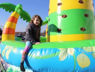 Hüpfburg Jungle open air - ein Mädchen sitzt auf dem Rand der Hüpfburg