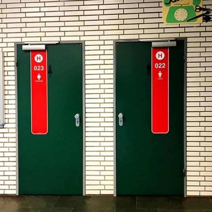 Wegweiser auf Türen