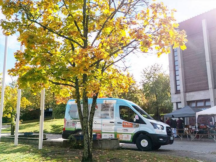 Tatenwerk (St. Josefs-Stift Eisingen gGmbH) folierter gesponsorter Ford Transit beifahrerseitig