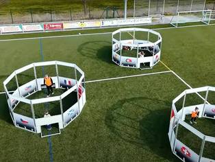 Zweieinhalb Soccer Cages Trio auf dem Rasenplatz von oben aufgenommen
