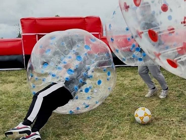 Action mit Fußball in der Bubble Ball Arena