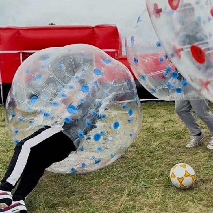 Action mit Fußball in der Bubble Ball Arena