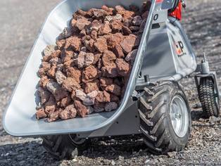 Elektroschubkarre mit Geröll beladen
