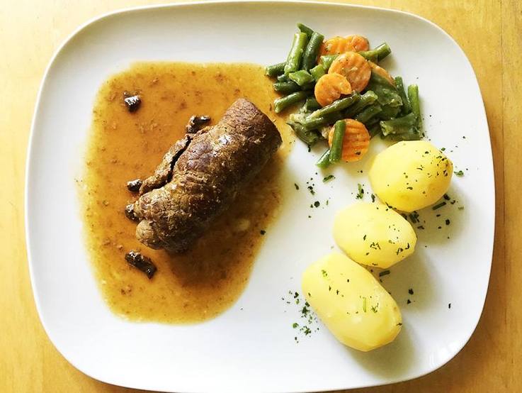 Eine warme Mahlzeit: Roulade mit Soße, Bohnen-Möhren-Gemüse und Kartoffeln - AWO KV Breisgau-Hochschwarzwald/Emmendingen e.V.