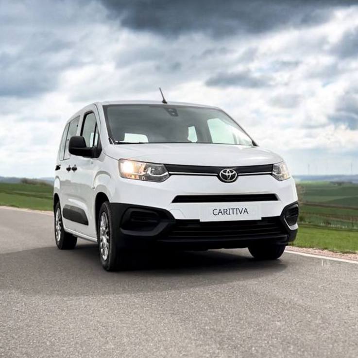 Toyota Proace City auf der Landstraße unter bewölktem Himmel