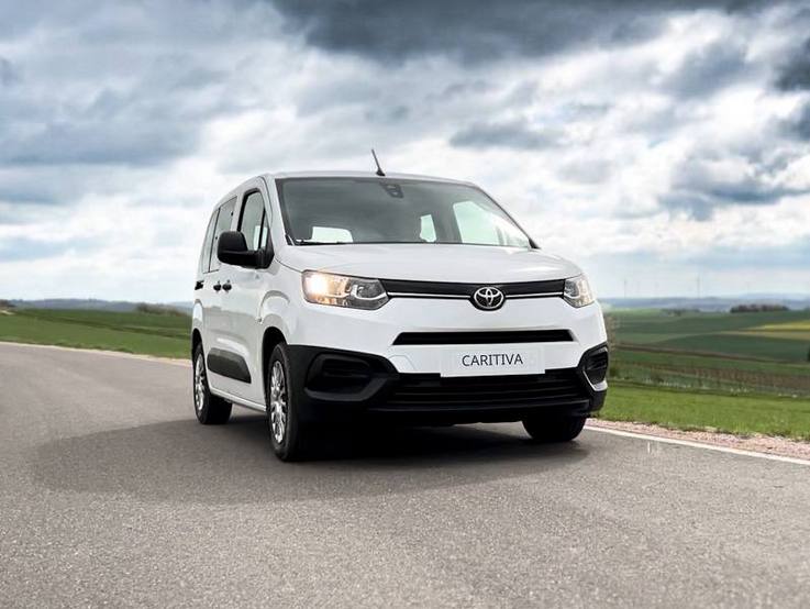 Toyota Proace City auf der Landstraße unter bewölktem Himmel