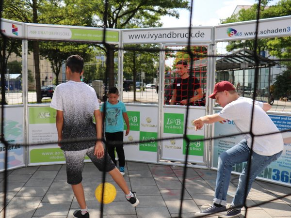 Kinder spielen Fußball im Cage Soccerpark__10__1920px.jpg