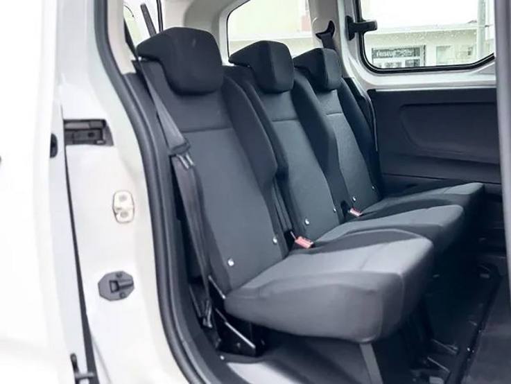 Drei Sitze der Rückbank des Toyota Proace City durch die offene Seitentür betrachtet