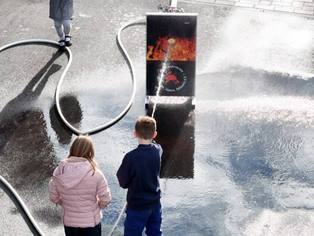 Feuerwehr Spritzwand in Aktion