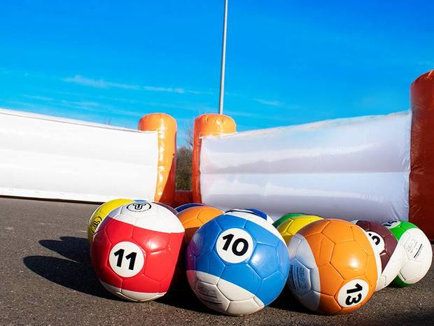 Fußball Billard Spielfeld Innenansicht Ecke mit Bällen im Vordergrund