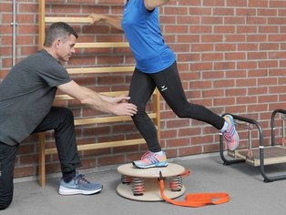 trainer kontroliertfrau beim training