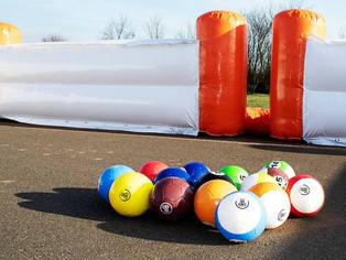 Fussball Billard Einblick in die Arena, Seitenwand voraus mit Bällen auf dem Spielfeld