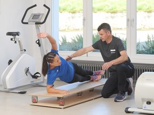 frau beim trainieren mit trainer