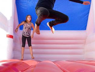 Hüpfburg Krankenwagen zu zweit bespielt