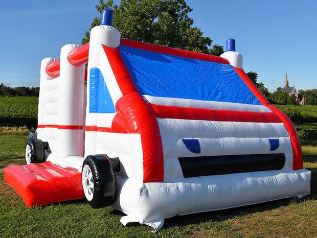 Hüpfburg Krankenwagen open air