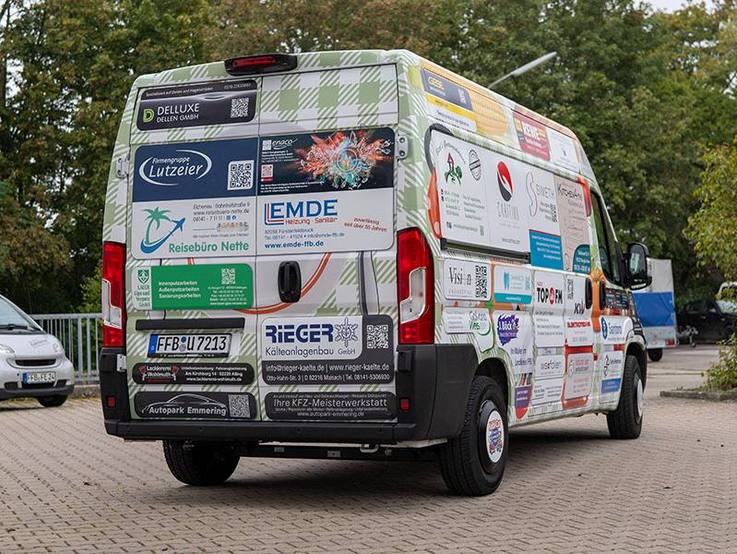 Heck des folierten gesponsorten Kühlfahrzeugs Citroën Jumper für die Bürgerstiftung für den Landkreis Fürstenfeldbruck