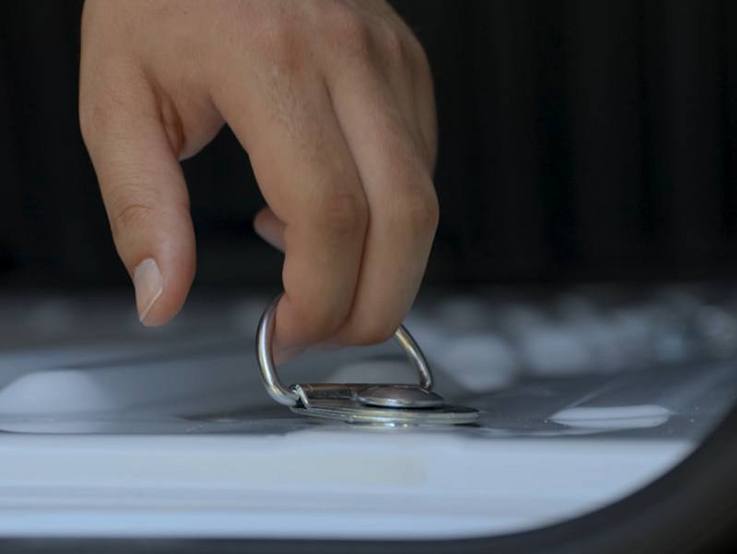 Vorrichtung zur Befestigung der Ladung am Boden im Laderaum des Toyota Proace 