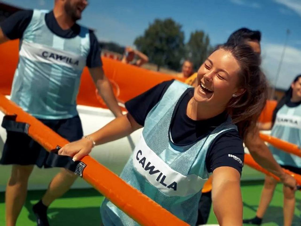 Menschenkicker in Aktion mit großer Spielfreude im Sonnenschein open air