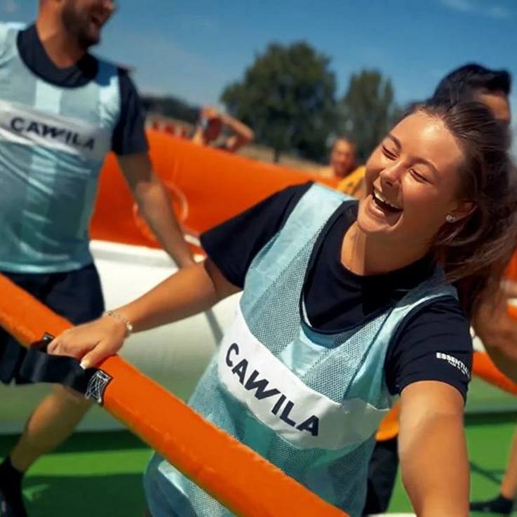 Menschenkicker in Aktion mit großer Spielfreude im Sonnenschein open air