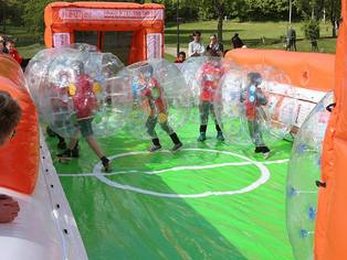 Das bespielte Bubble Kicker Spielfeld - Kinder in Action!