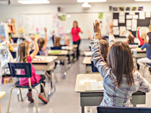 Kinder melden sich in Klasse