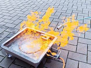 Brandsimulator Feuerwehr Feuerwanne in Flammen