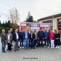 Folierter gesponsorter Kofferanhänger mit Menschenkicker der Stadtverwaltung Jerichow | © Stadt Jerichow