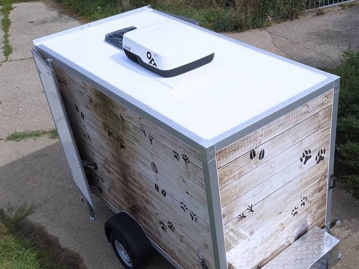 Draufsicht auf den klimatisierten Kofferanhänger für Tier- und Futtermitteltransporte