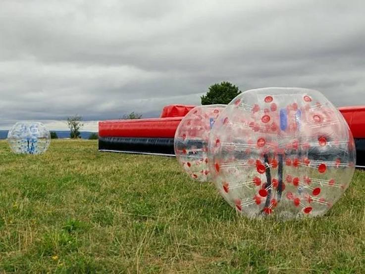 Bubbles auf dem Rasen in der Bubble Ball Arena