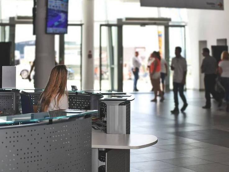 Blick an der Rezeption einer Klinik zur gläsernen Ausgangsfassade hin