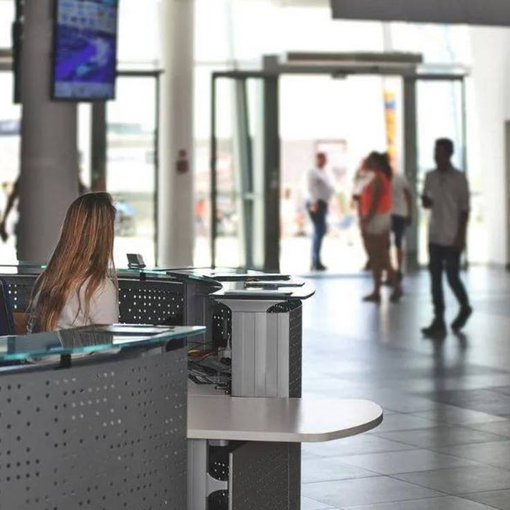 Blick an der Rezeption einer Klinik zur gläsernen Ausgangsfassade hin