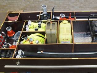 Inhalt der Feuerwehr Löschkarre zum Training der Jugendfeuerwehr