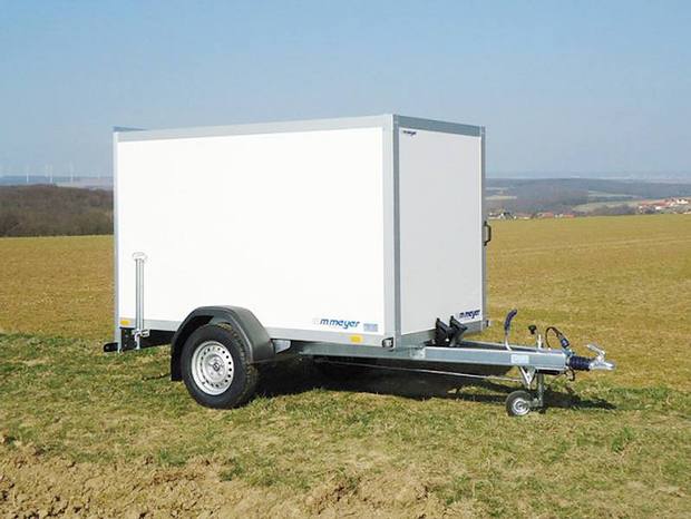 Kofferanhänger 1300 kg auf dem Feld