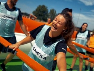 frau freut sich beim spielen im menschenkicker