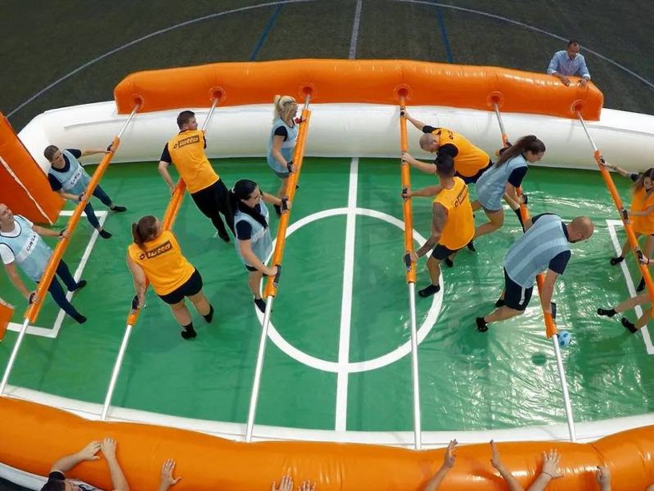 Draufsicht auf den Menschenkicker open air in Aktion