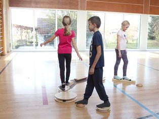 kinder am spielen mit pedalo produkten
