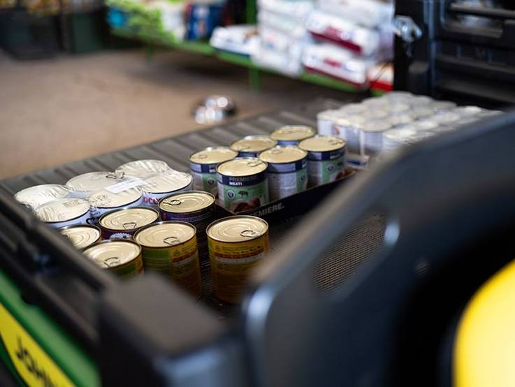 Futter auf der Ladeflaeche des John Deere Gator