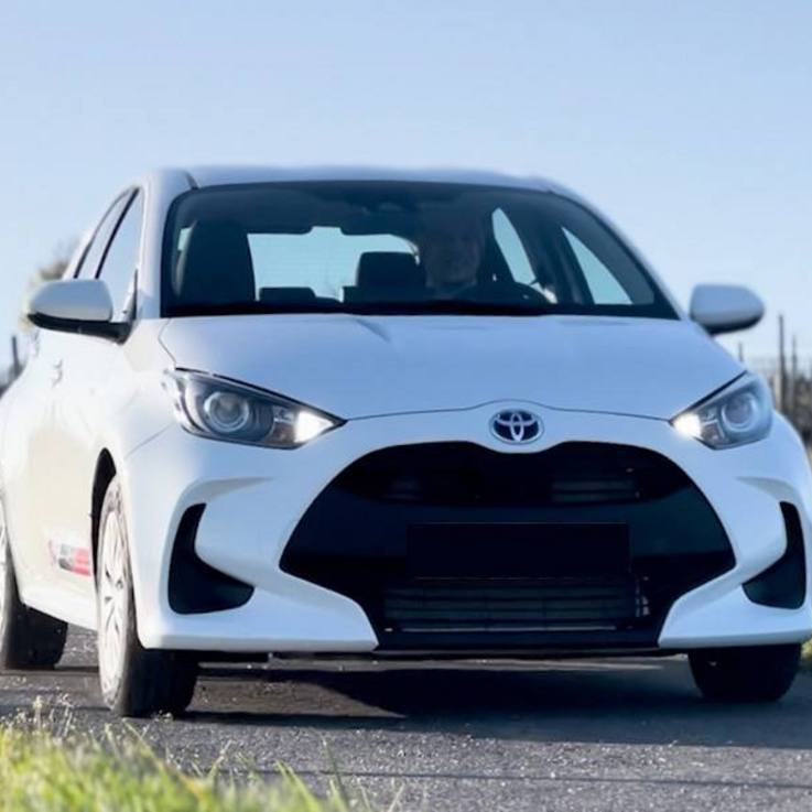 Toyota Yaris Hybrid beifahrerseitig und vorn
